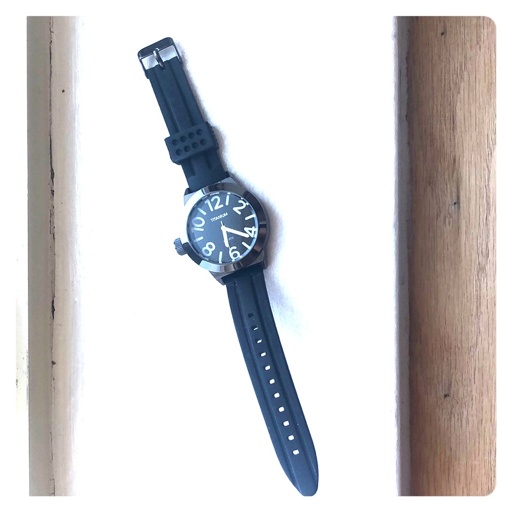 Quartz oversized black watch